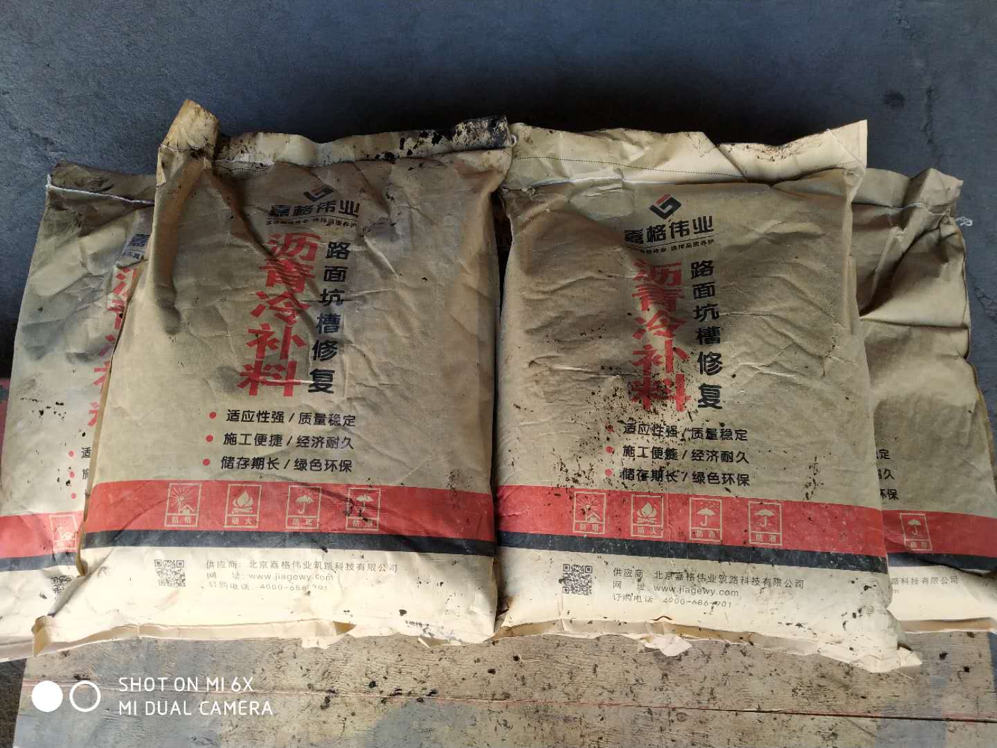 冷補(bǔ)料補(bǔ)坑槽，大灘養(yǎng)路所防疫與養(yǎng)護(hù)工作兩不誤